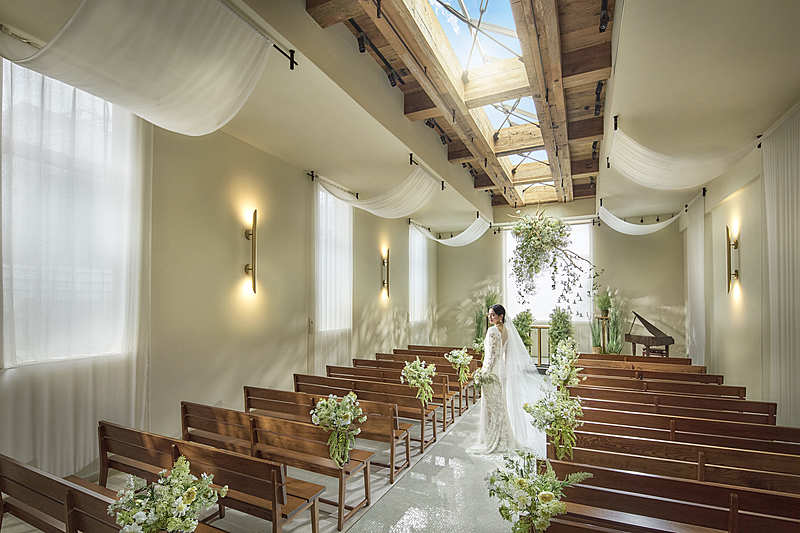 自然光に包まれる幸せのバージンロード