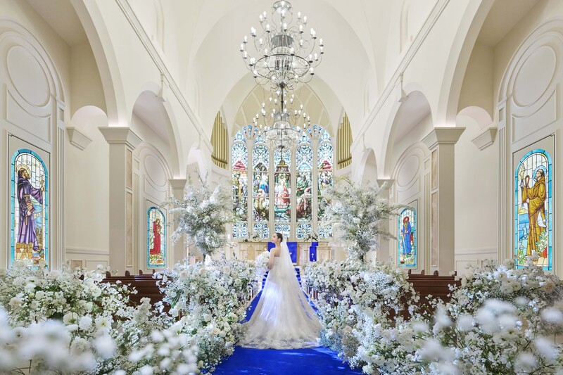 選べる挙式スタイルと、オーシャンビューのフラワーシャワー