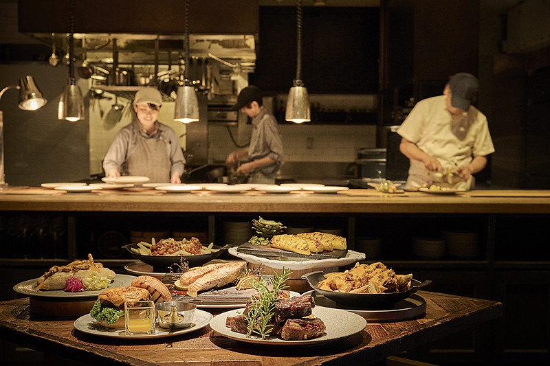 目の前で豪快に仕上げる「クラシックアメリカン料理」