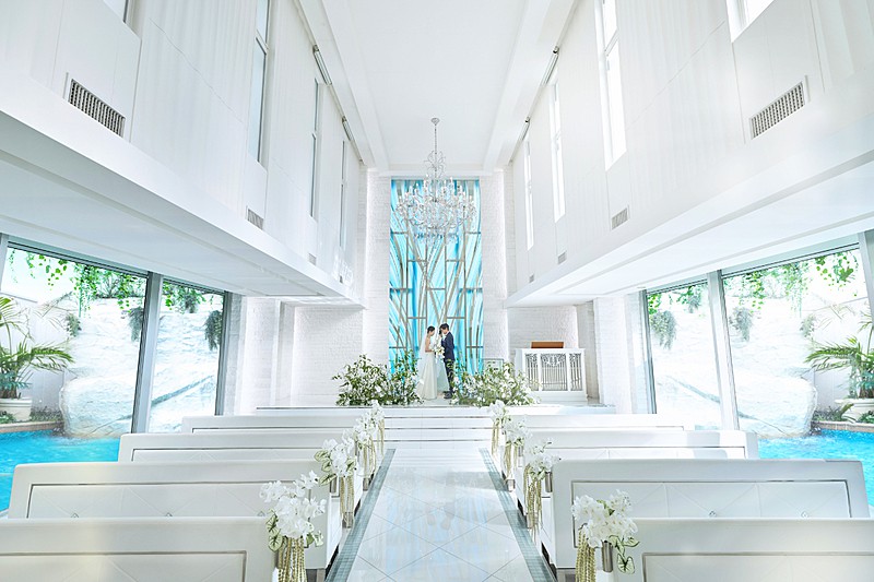 清らかな水の上に浮かぶ楽園のチャペル