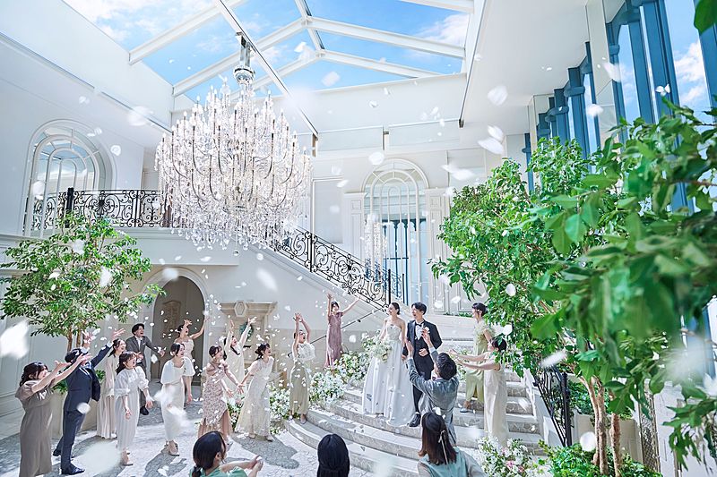 開放感のある大階段で笑顔と喜びが降り注ぐフラワーシャワーを