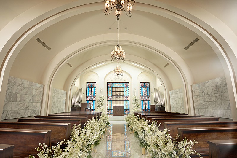 ステンドグラスのまばゆい光が差し込むチャペル