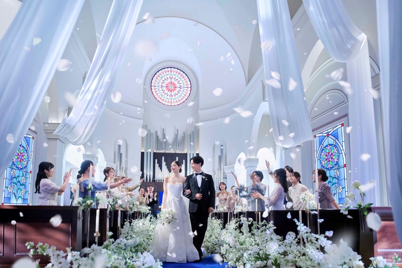 白と青が彩る本格派大聖堂