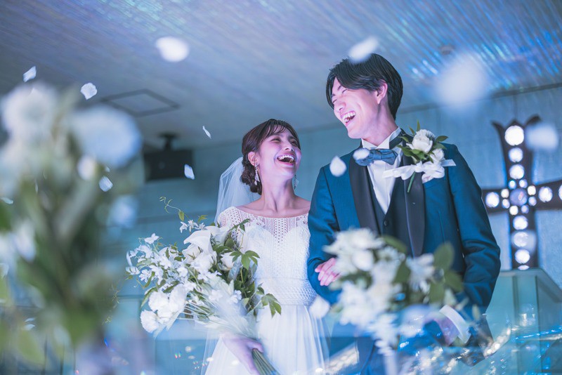 幸せと感動の声が響き渡るクリスタルチャペルで幻想的な挙式を