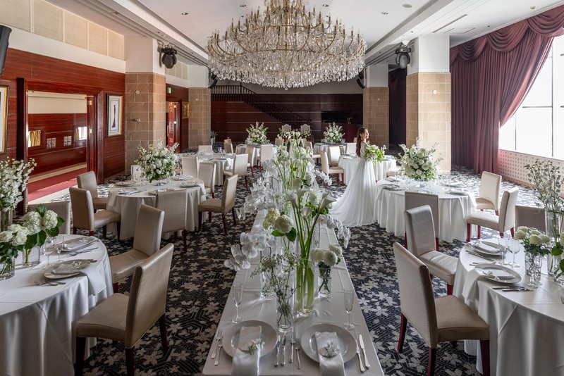 シャンデリアの光が包み込む、優美で温かみある空間