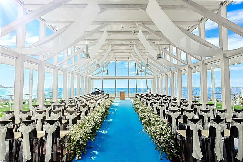 青く輝く海に三方向を囲まれたオーシャンビューの絶景チャペル