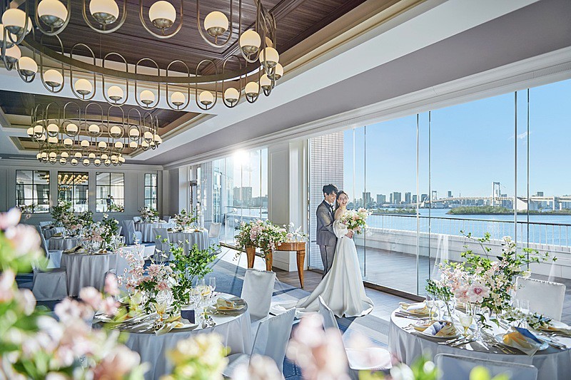 目の前に広がる海と空 東京屈指の眺望を誇る披露宴会場