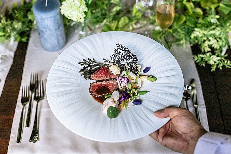 評判レストランの料理「ハーフコース・ハーフビュッフェ」スタイル	