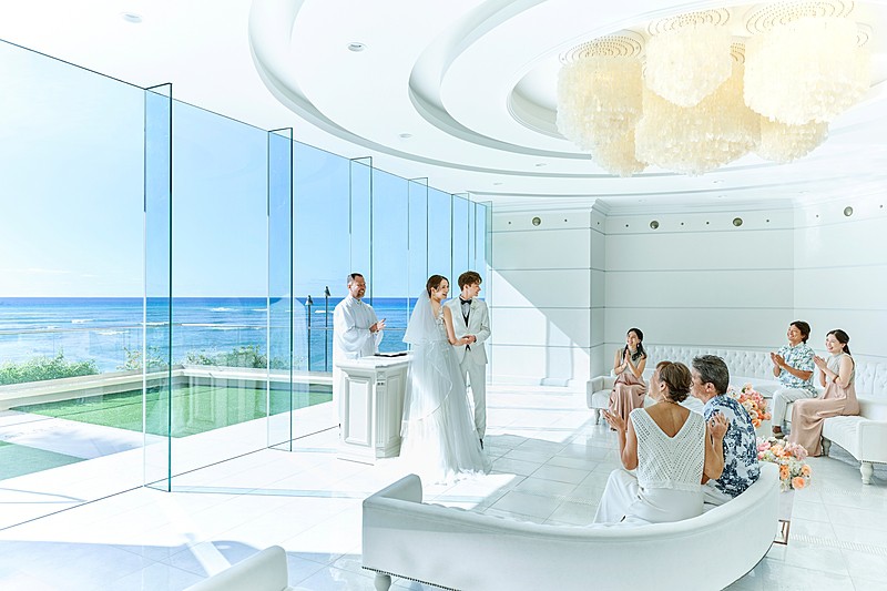 純白の空間で大切な人たちに 見守られながら永遠の誓いを