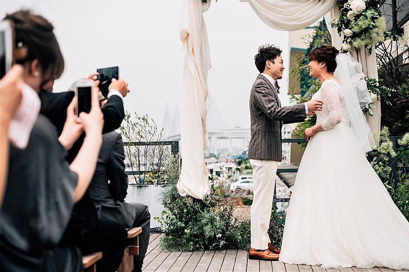 オーシャンビューなウッドデッキで人前式を