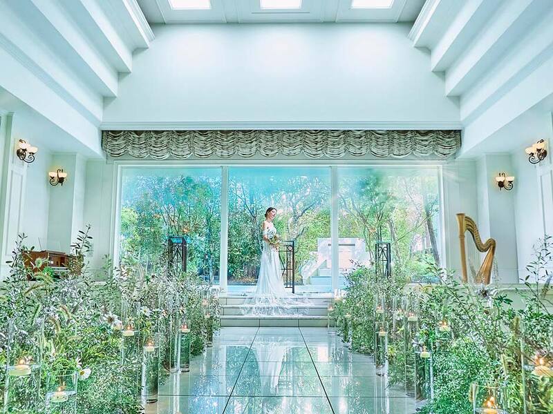 白基調の開放的なチャペル