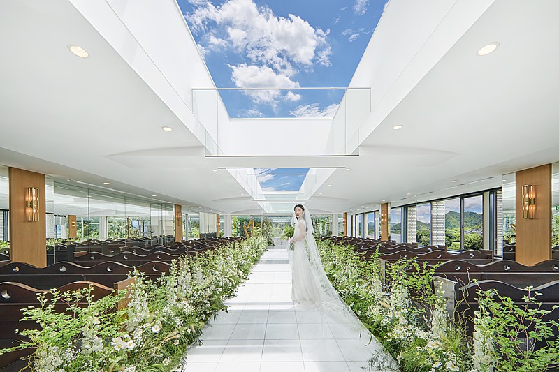 花嫁姿が映えるガラス張りの天空のチャペル