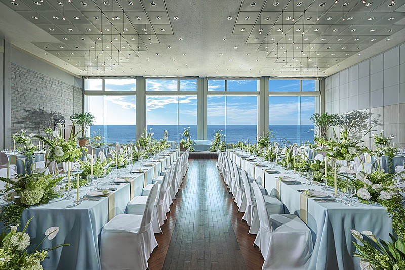 浮世絵にも描かれた歴史ある海岸・七里ヶ浜。その美しい景色を開放感のある大きな窓から望める特等席は、おふたりとゲストだけのもの。	