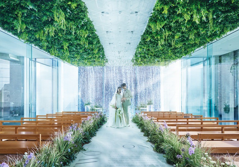 自然光が差し込む宙に浮かんだチャペル