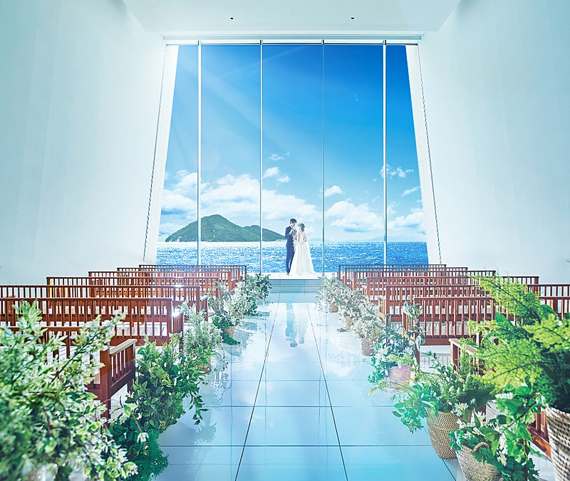【純白×透明感×開放感】息を呑むほどの絶景のチャペル