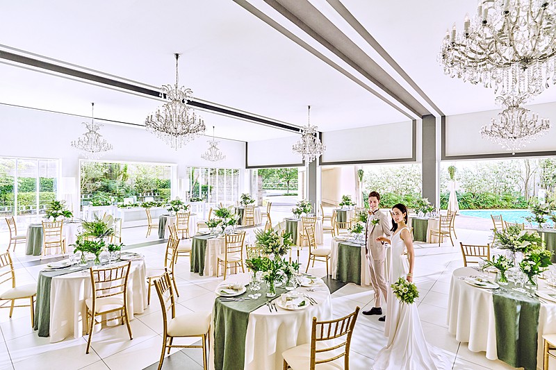 風や優しい水音に安らぐガーデンテラス付の開放的なパーティ会場