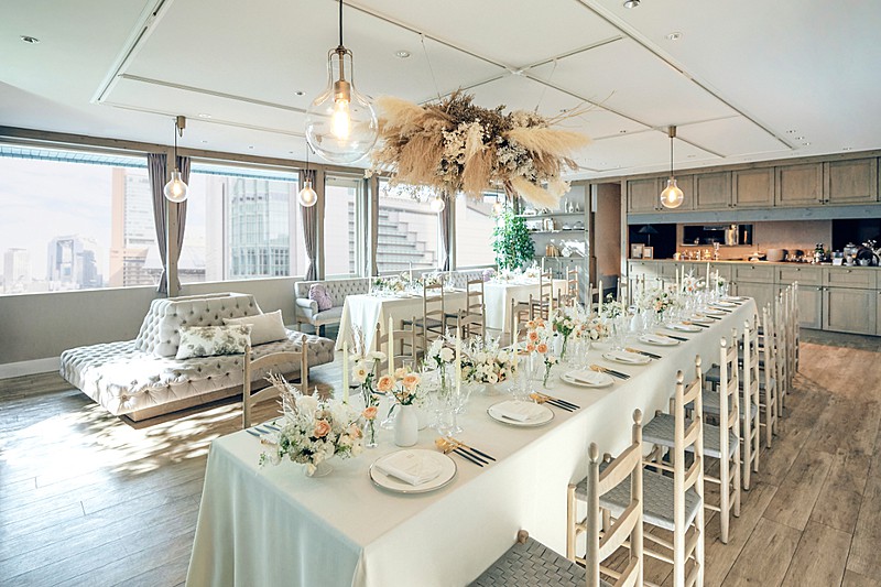 ~60名着席の自然光あふれるパーティ会場「アフターリビング」