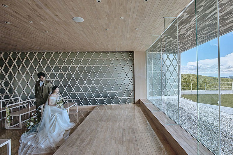 太陽の光と木の温もりが包み込む　姫路で一番空に近いチャペル