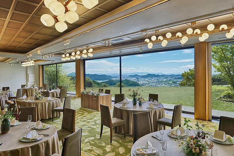 広嶺山の大自然が織り成す景色を一望できるバンケットルーム	