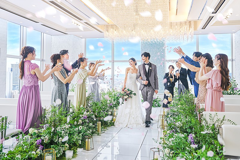 光と緑に包まれるスカイチャペルで、永遠の誓いを