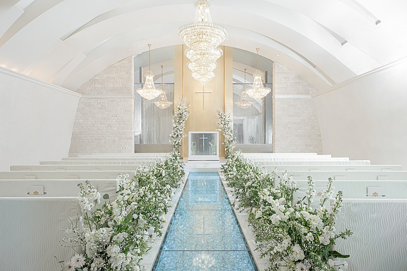 自然光そそぐ煌めく白亜のチャペル