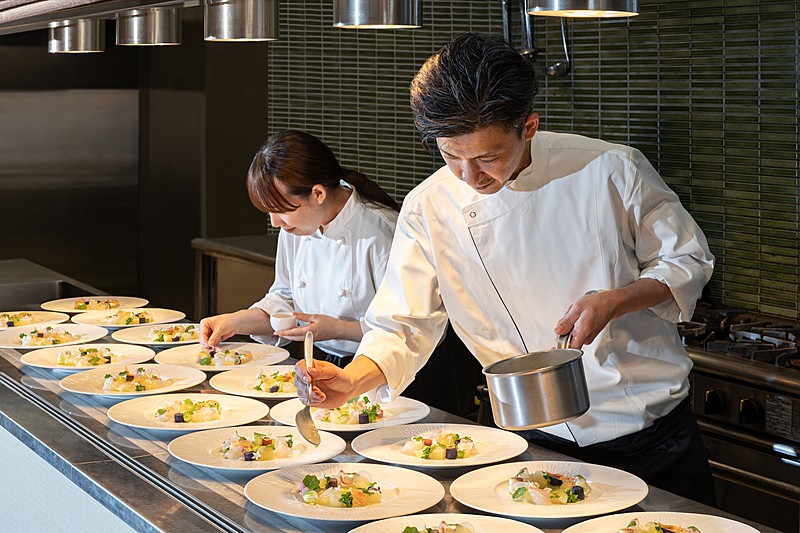 オープンキッチンから贈る美食のおもてなし