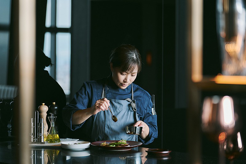 新しい家族が集う場所で出会いがテーマの美食を	