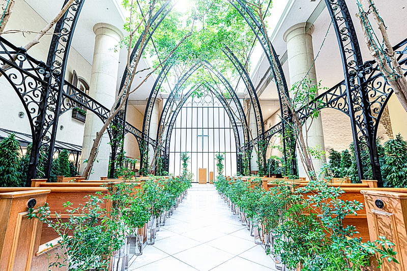 天井高15mの圧巻チャペル！陽光が注ぐあたたかな雰囲気	