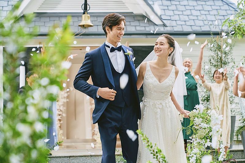 青空のもと幸せ溢れるガーデンウェディング