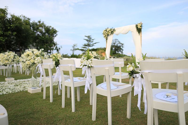 挙式は緑の芝生が広がる屋外での結婚式
