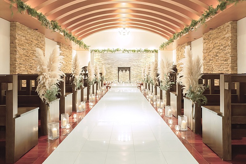 木の温もりと水のせせらぎを感じるチャペル