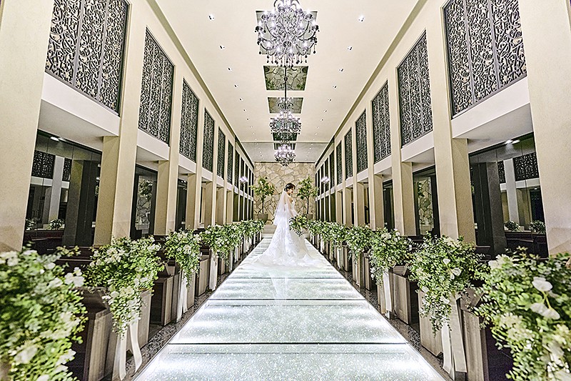 宝石のような光の煌めきが包む風格と気品に満ちたチャペル