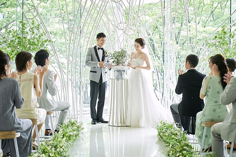 自然光が入る開放感のあるチャペル