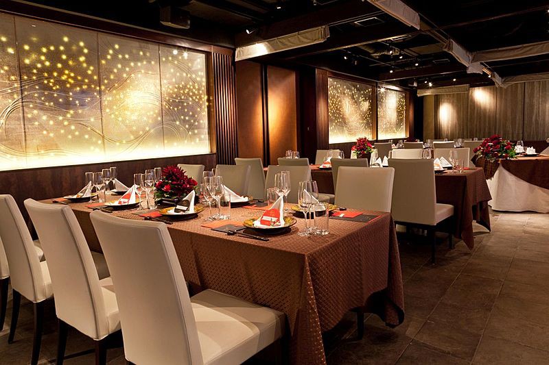 都内の人気レストランでゲストをおもてなし