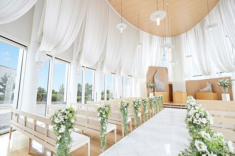 360度ガラスに囲まれた光差し込むチャペル