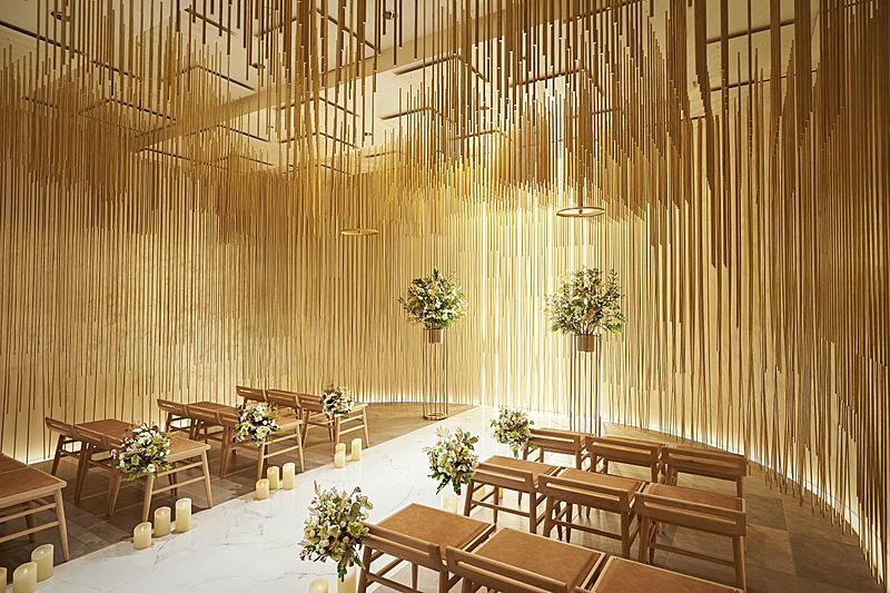 無数の線が形造る幻想的なチャペル