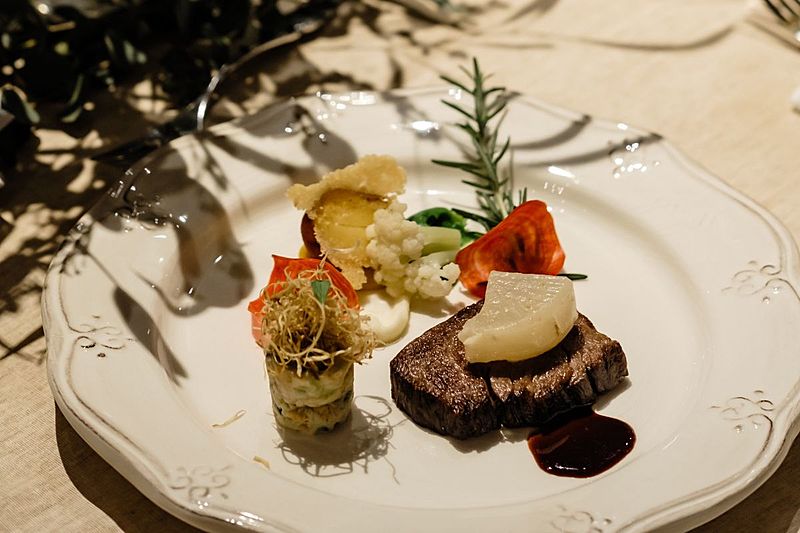 沖縄ならではの食材や食器を使用した抜群の美食