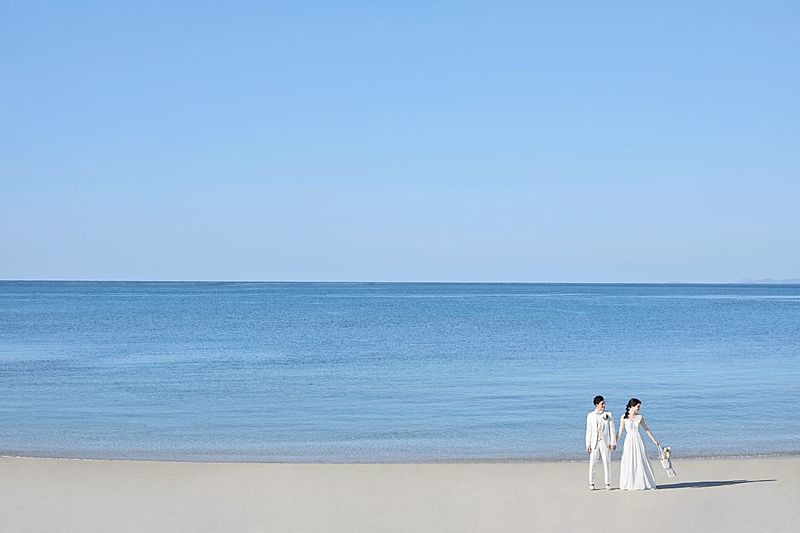 真っ白な砂浜と透明度の高い青い海が広がるビーチ