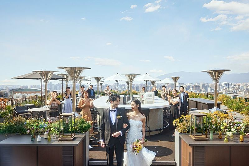 空を近くに感じるルーフトップで祝宴のはじまりを待つひととき