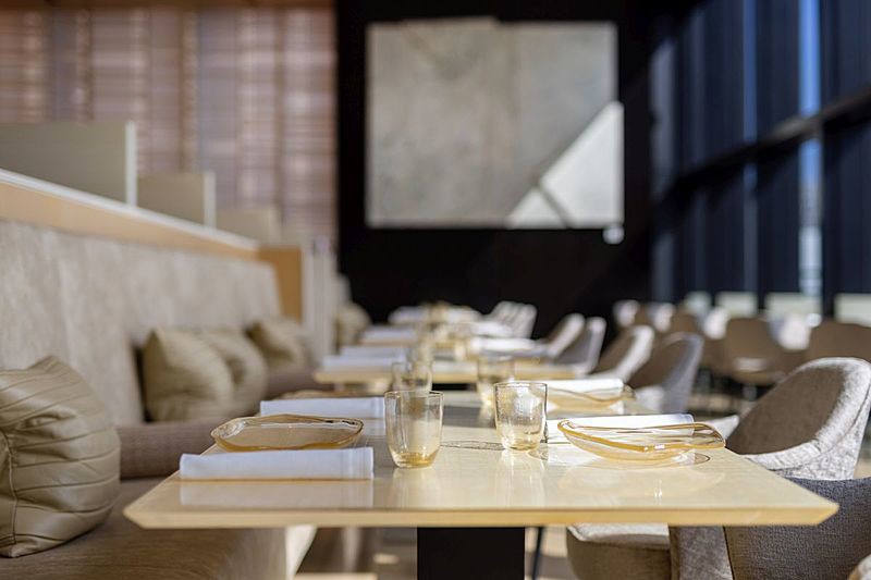 銀座中央通りを見渡す光溢れるスタイリッシュな空間