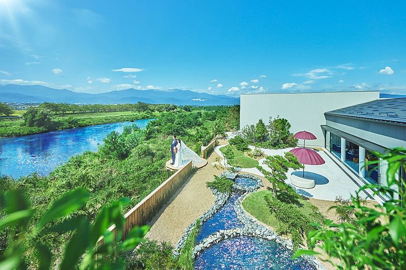 名峰と桜の絶景を抱く寛ぎの貸切ウエディング邸宅	