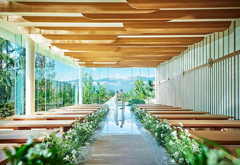 木の温もりと木漏れ日に包まれるチャペル