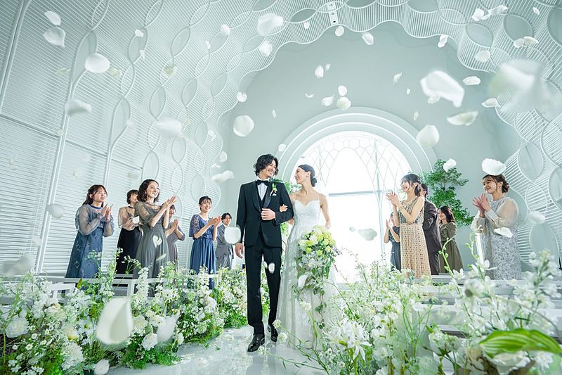 光とヴェールに包まれた挙式会場