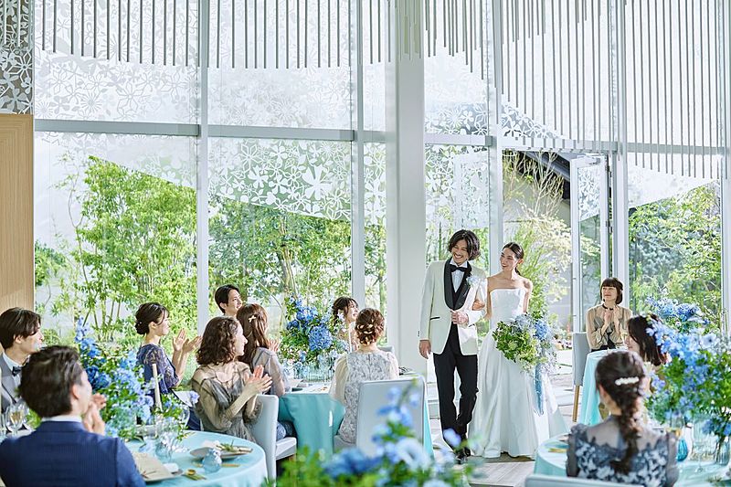 光と影が織りなすナチュラルで上品な披露宴会場