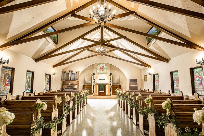 18世紀のステンドグラスが輝く、英国より移築された本格木造教会