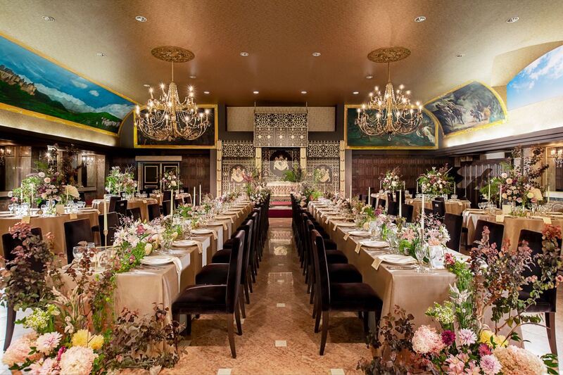 英国から移築された古城内で、アンティークに囲まれた晩餐会を