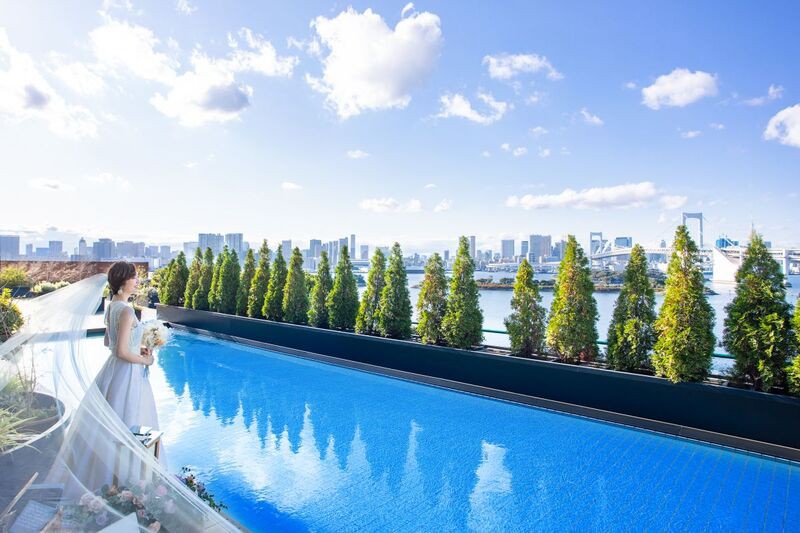 東京湾のパノラマを独占できる空と海に包まれるウッドデッキテラス