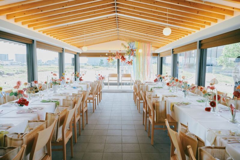 自然光が差し込むガラス張りの会場