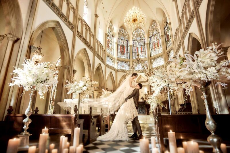 誓いの舞台はステンドグラスが輝く大聖堂