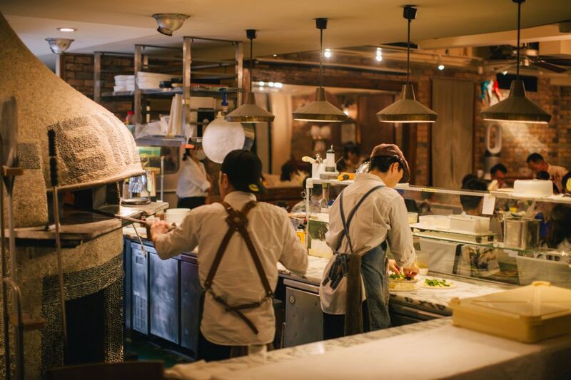 薪窯で焼き上げる本格ナポリピッツァと、沖縄食材のおもてなし